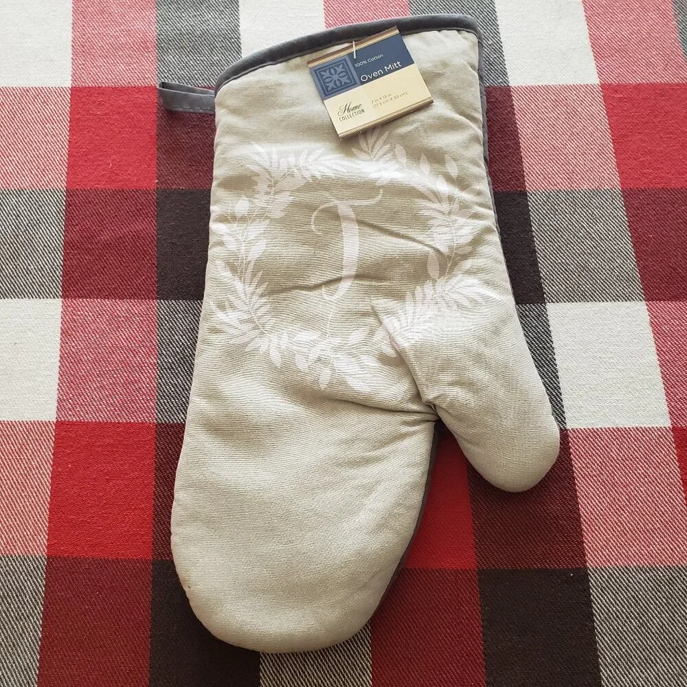 Home Collection Cream Cotton Oven Mitt with Monogram “T” 7x13